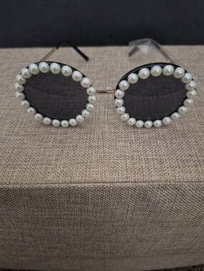New Retro Pearl-Trim Round Sunglasses - Black With Hard Case And Cloth